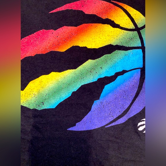 🏀 TORONTO RAPTORS 🌈 OFFICIAL PRIDE LOGO TEE ✨GUC✨ - Picture 2 of 2